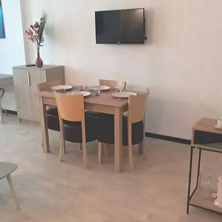 Grand Classe 2 Etoiles De 1 A 4 Personnes Apartament